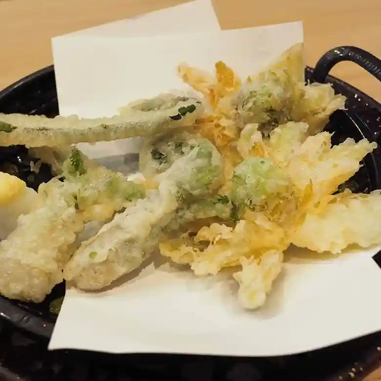 山菜天ぷらの写真です。素材はふきのとう、コゴミ、タラの芽です。
