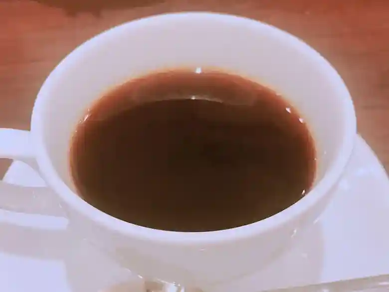 白いカップに注がれたコーヒーの写真です。コーヒーのお代わりは自由です。