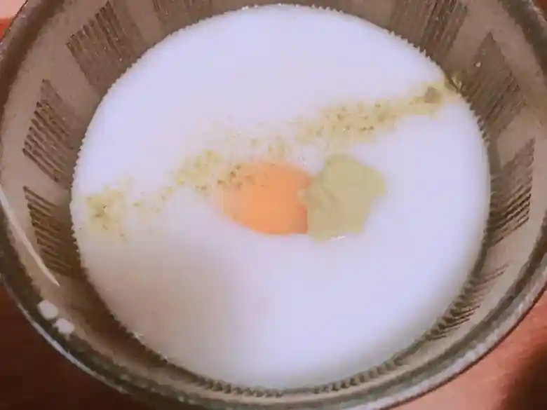 とろろざるのタレの写真です。おろしたとろろの上に卵とわさびがかかっています。