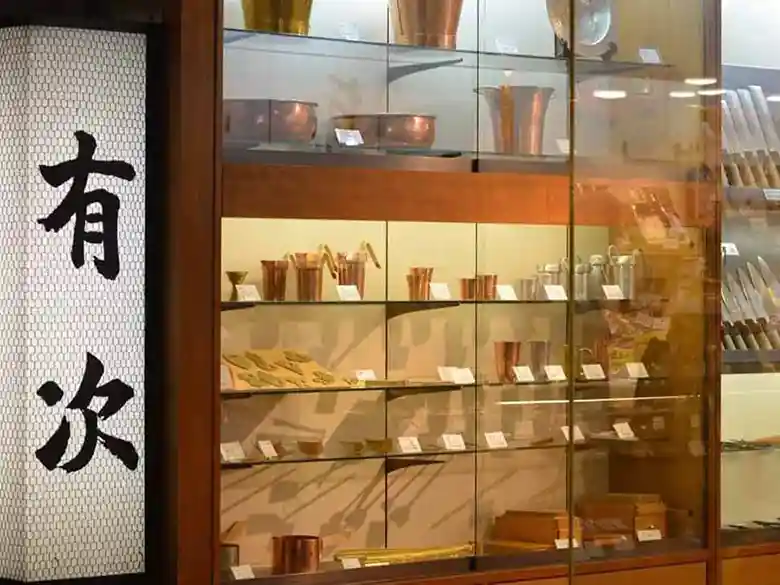 錦市場の有次という刃物屋の様子です。お店の中には包丁が並んでいます。