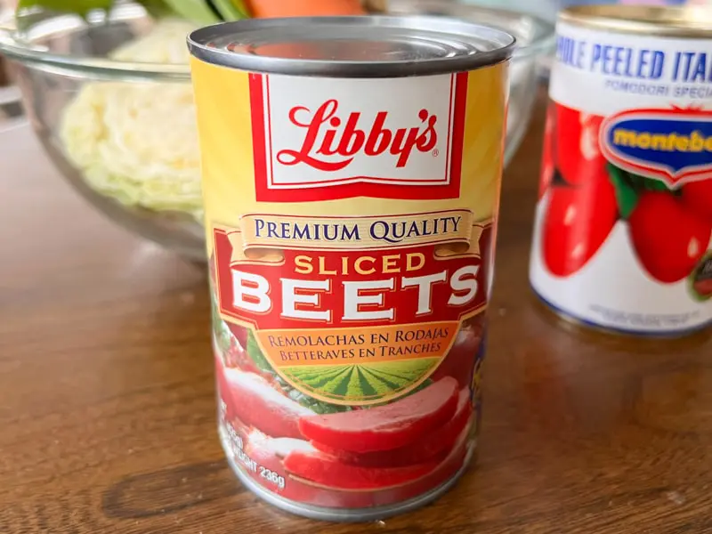 ビーツの缶詰の写真です。Libby'sという食品会社の製品です。缶詰の表面には刻まれた真っ赤なビーツの絵が描かれています。