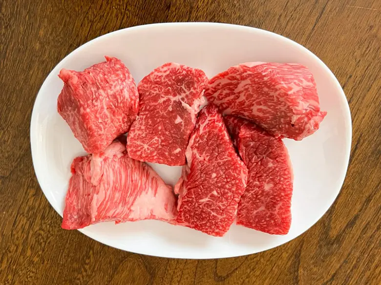 細切れにされた牛肉が白い皿の上に置かれた写真です。牛肉の赤い色が鮮やかです。牛肉の重量は400gです。