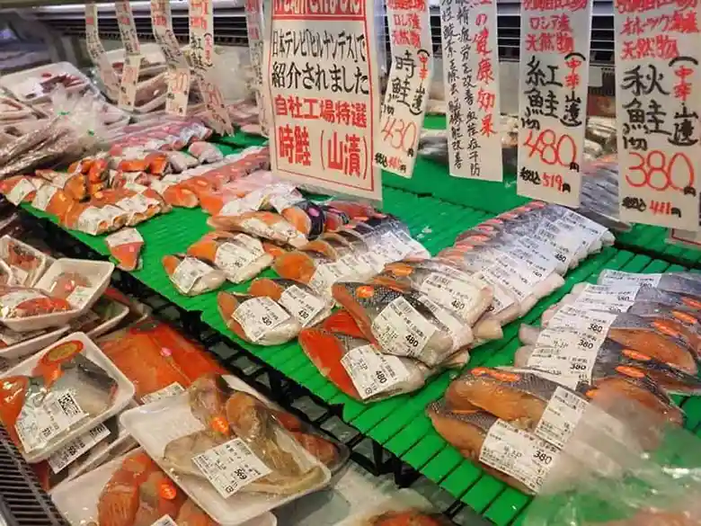 吉池ビル地下1階の魚の鮭売り場の様子です。切り身の鮭が沢山並べられています。