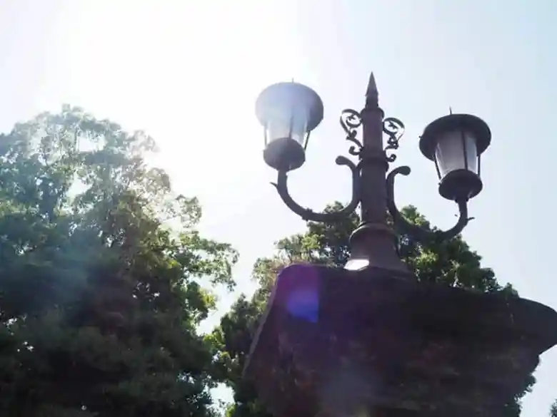 日比谷公園の入り口にある外灯の写真です。レトロな作りの外灯です。