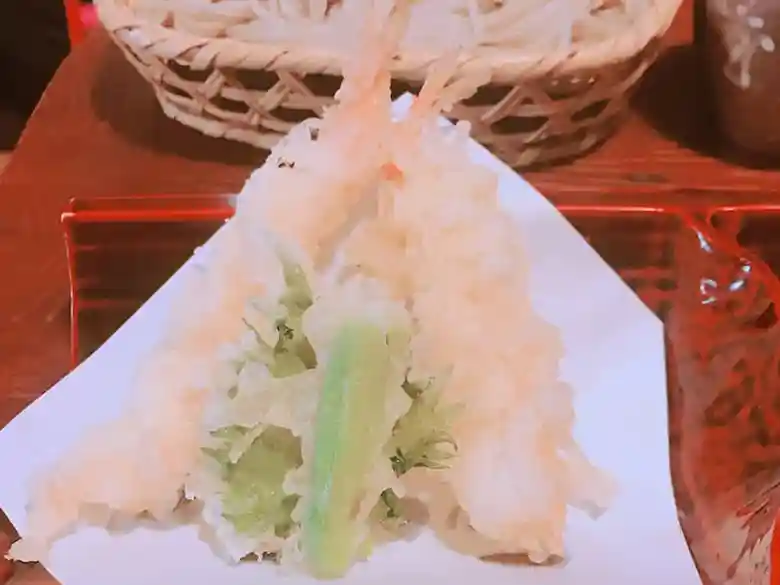 天ざるの天ぷらの写真です。食材は海老が2本と大葉、ししとうです。