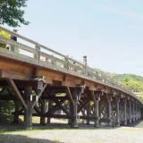 五十鈴川の内宮側の河原から眺めた宇治橋の写真です。木製で全長101.8mです。