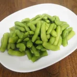 完成した焼き枝豆の写真です。鮮やかな緑色で、歯ざわりが良く、とても甘い枝豆になります。