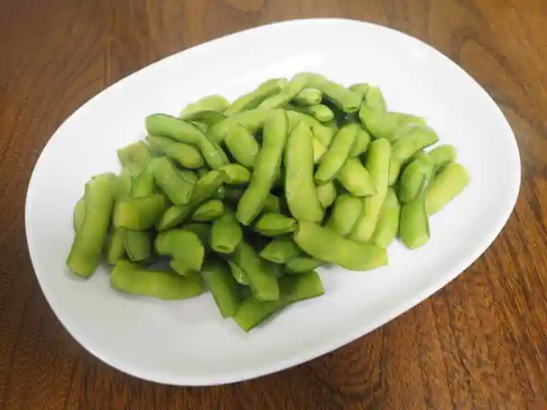 完成した焼き枝豆の写真です。鮮やかな緑色で、歯ざわりが良く、とても甘い枝豆になります。