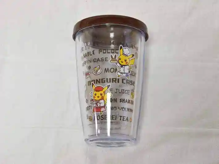 ポケモンカフェ オリジナルカップの写真です。シェフピカチュウとウェイトレスピカチュウの絵が描かれています。2重構造で飲み物が冷めにくくなっています。