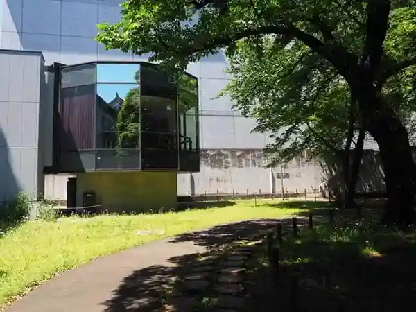 This photo shows the rest area between the Honkan and Heiseikan buildings as seen from the garden. The resting place is built with glass walls and overlooks the garden.