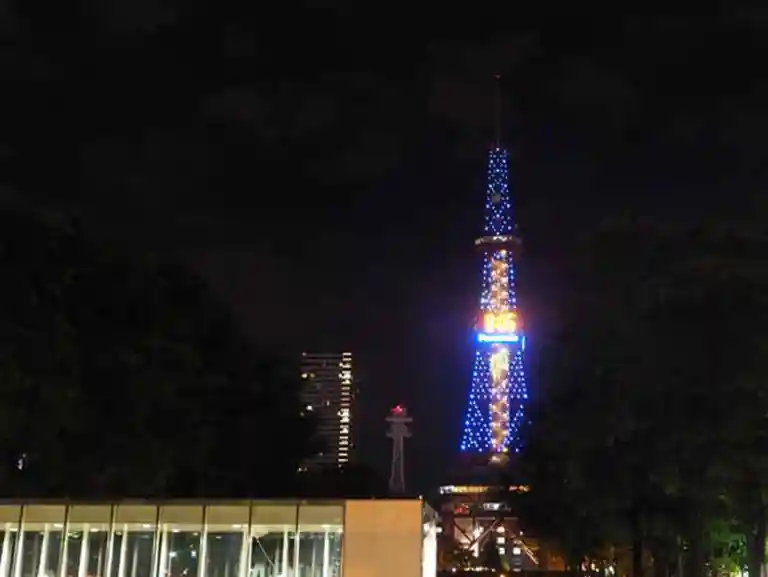 ライトアップされた「さっぽろテレビ塔」の写真です。テレビ塔は青いイルミネーションで装飾されています。