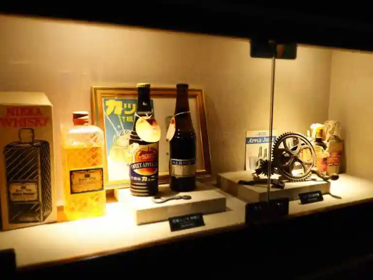 古いウイスキーの便が並べられています。ラベルにはニッカという文字が右から横書きで「カッニ」と印刷されています。