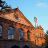 サッポロビール博物館の写真です。夜になってライトアップされています。建物は赤レンガで作られています。
