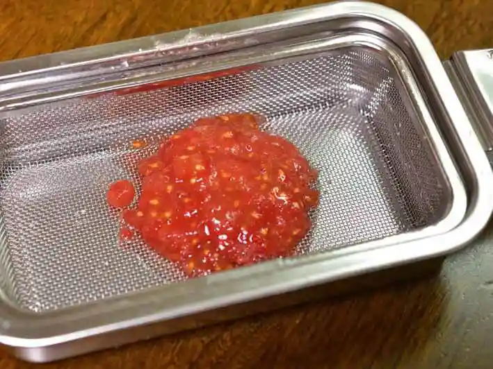 すりおろしたトマトの果肉の写真です。水分をとったトマトの果肉がペースト状になっています。