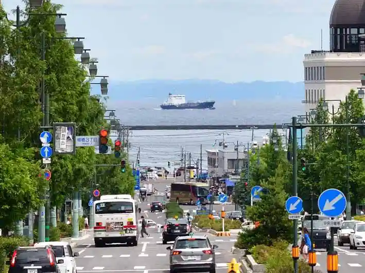 小樽駅から海を眺めた写真です。大きな船が見えます。