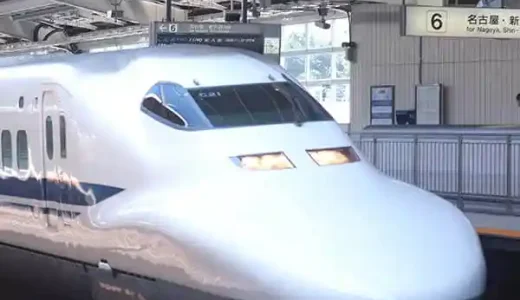 東海道新幹線N700系の写真です。 カモノハシに似ていると言われています。