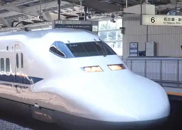 東海道新幹線N700系の写真です。 カモノハシに似ていると言われています。