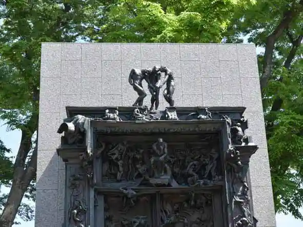 「地獄の門」の彫刻です。オーギュスト・ロダンの作品です。