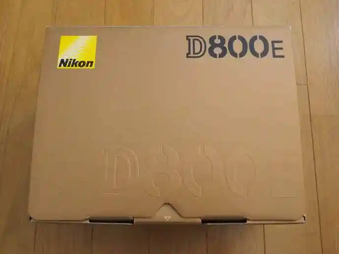 Nikon D800Eという一眼レフカメラの箱です。金色をしています。