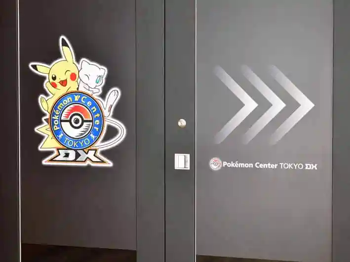 ポケモンセンタートウキョーDXの入り口の写真です。ピカチュウとミューツーの絵が描かれています。