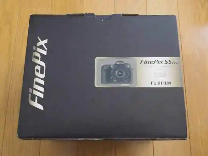 FUJIFILM FinePix S5 Proの箱です。黒い色をしています。