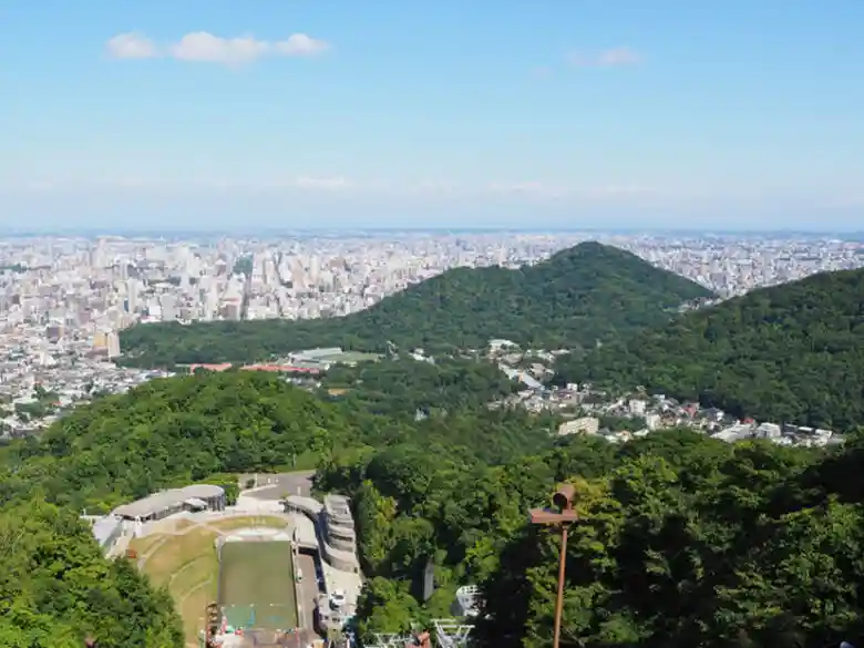 大倉山ジャンプ台の展望ラウンジからの眺めです。展望台の標高は307mで、札幌市街や石狩平野、石狩湾を一望できます。