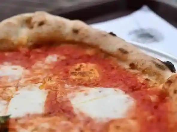 ナポリ風釜焼きピッツァ、マルゲリータの写真です。トマトとモッツァレラのピザです。