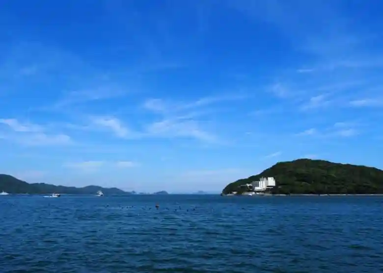 湾内観光船から見た景色です。この日は快晴で青空が広がっています。
