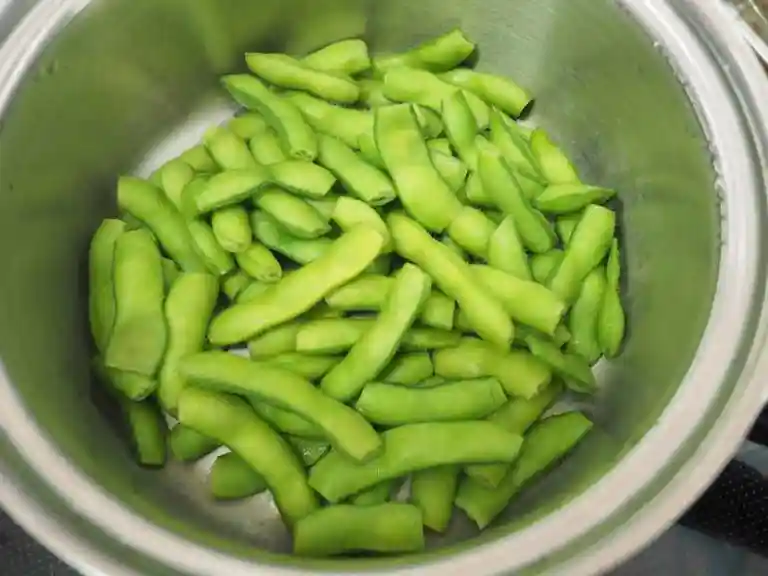 ステンレス多層構造鍋で調理した焼き枝豆の写真です。枝豆はとても綺麗な緑色に仕上がりました。