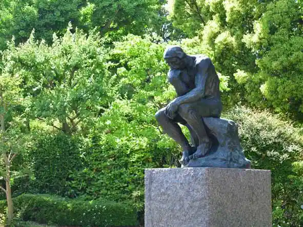 国立西洋美術館の前庭に設置されている「考える人」の石像の写真です。