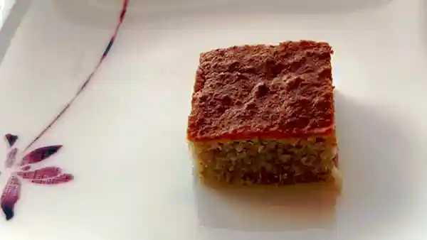 香港小菓子の写真です。表面が茶色く焼かれたタロイモのケーキです。