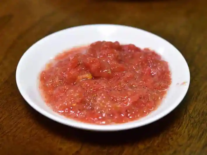 すりおろしたトマトの果肉を水切りした写真です。ペースト状になっています。