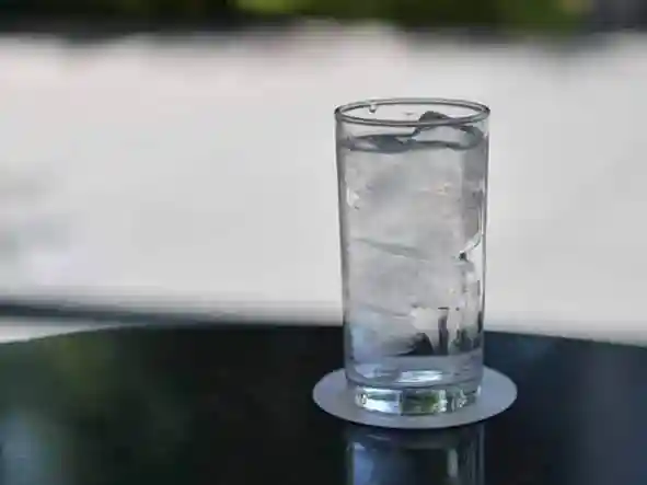 水が入ったコップの写真です。法隆寺宝物館のホテルオークラ・ガーデンテラスでランチを食べました。