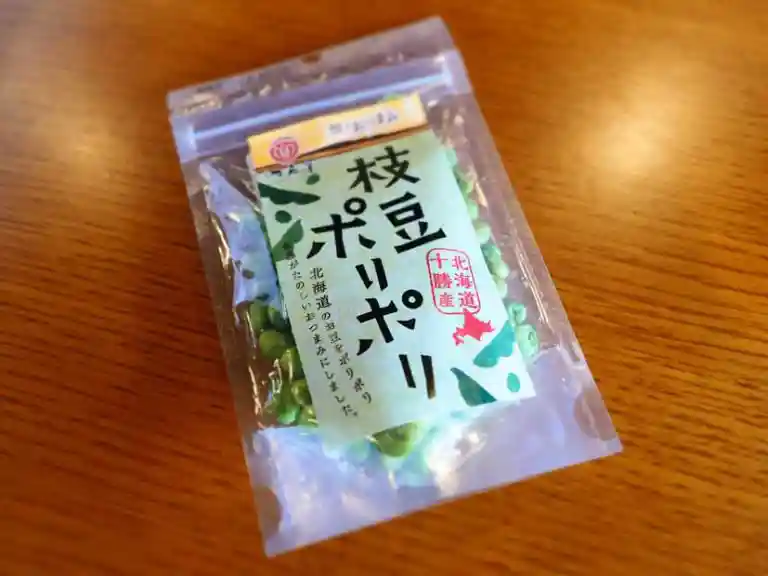 枝豆ポリポリの写真です。試飲場にある自動販売機で購入しました。 香ばしい枝豆が美味しくて、食べだしたら止まらなくなりました。