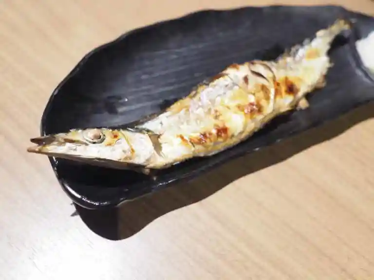 秋刀魚の塩焼きの写真です。皮がパリパリに焦げています。