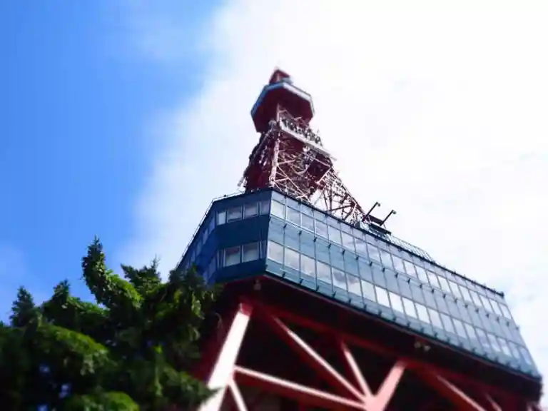 さっぽろテレビ塔の写真です。大通公園の東端にあり、高さは147.2メートルです。