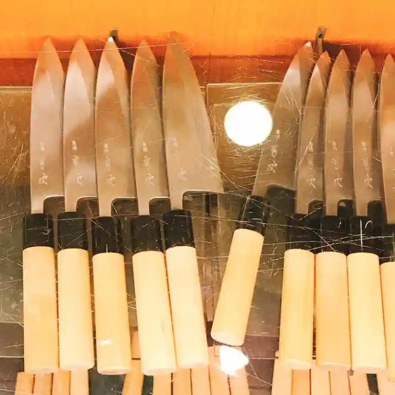 This picture shows knives displayed in the show window of Aritsugu. There are more than 400 knives of 50 different types for various uses.