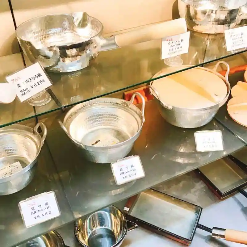 This picture shows the show window of Aritsugu. Various aluminum pots and pans are available in the same shape and many sizes.