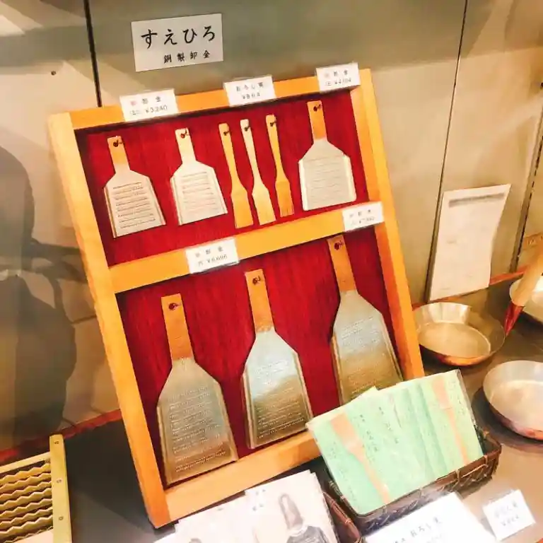 This picture shows the show window of Aritsugu. Various sizes of grater are available. The blades are made of copper and hand-hammered.