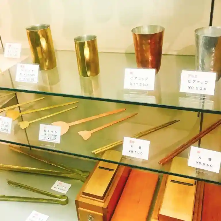 This picture shows the show window of Aritsugu. In addition to knives, there are beer cups, cookie molds, fire chopsticks, charcoal scissors, and boxes of dried bonito flakes. All of them are professional-grade tools with a luxurious feel.