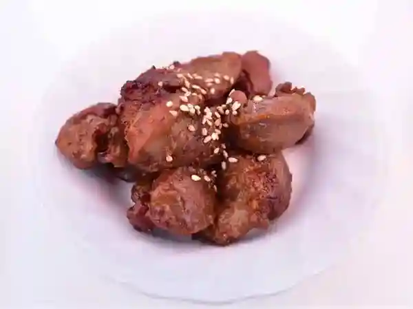 This photo shows the gizzards I ordered as a snack with my beer. There are about ten bite-sized pieces served on a white plate, and the surface is sprinkled with sesame seeds. These gizzards are slightly spicy and go well with beer.