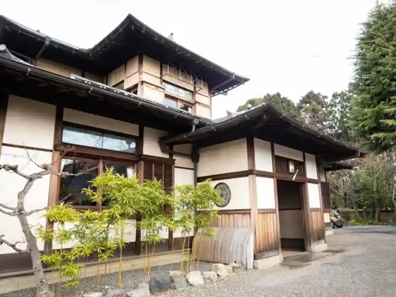 This photo shows the entrance area of the main building of Yoshida Sanso. It is a two-story Japanese-style house with a fusion of Japanese and Western styles.