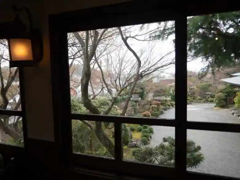 This photo is a view from the east window of the room on the second floor of Café Shinkokan. You can see Mt. Nyoigatake, where the "Daimonji" is lit during the Gozan Okuribi.