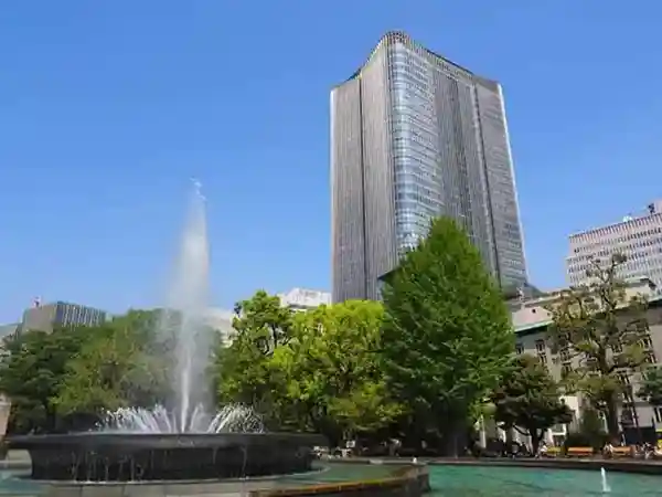 This photograph shows the fountain in Hibiya Park, with the Tokyo Midtown Hibiya skyscraper in the background. The water from the fountain shoots up to a height of 12 meters. The Tokyo Midtown Hibiya building is a 191.46-meter-tall, 35-story high-rise.