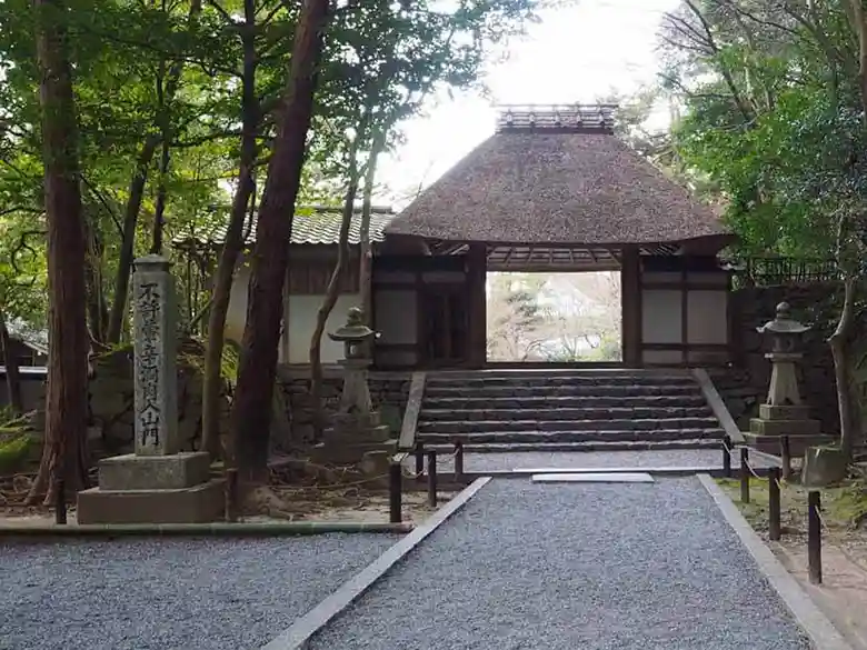 This photo shows the temple gate as seen from the approach to Honen-in. The garden of Honen-in, seen from the path, is like a painting with the gate as a frame.