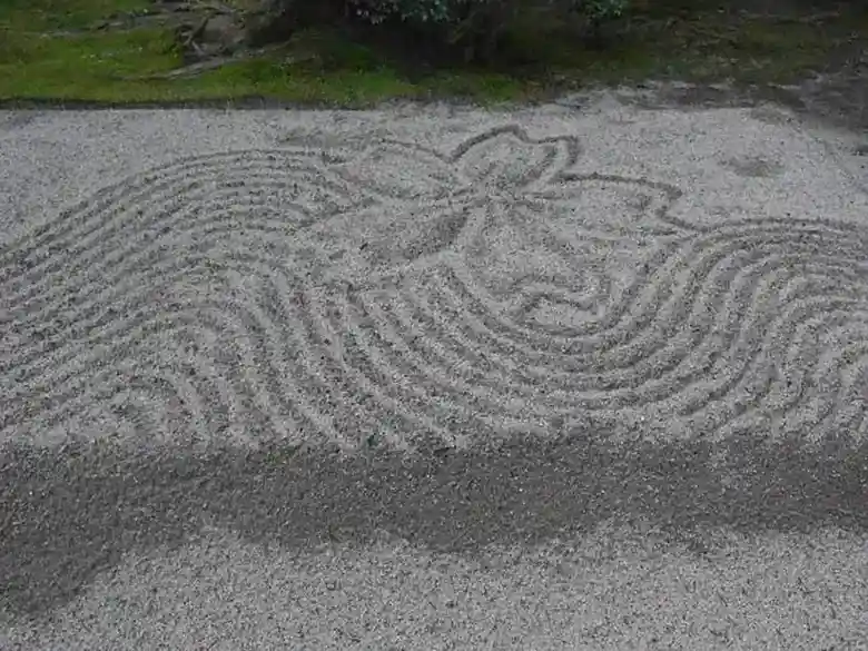 This photo shows the surface pattern of the white sandstone platform. The design is cherry blossoms drawn with sand. These patterns change according to the season, such as water patterns, waves, whirlpools, leaves, and flowers.