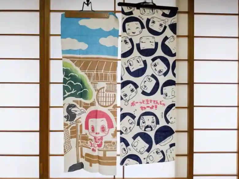 本染め手ぬぐいの写真です。左が今回購入した「縁側」。右が3月に東京駅一番街で開かれた「チコちゃんフェスティバル」で購入した「ちらし」です。