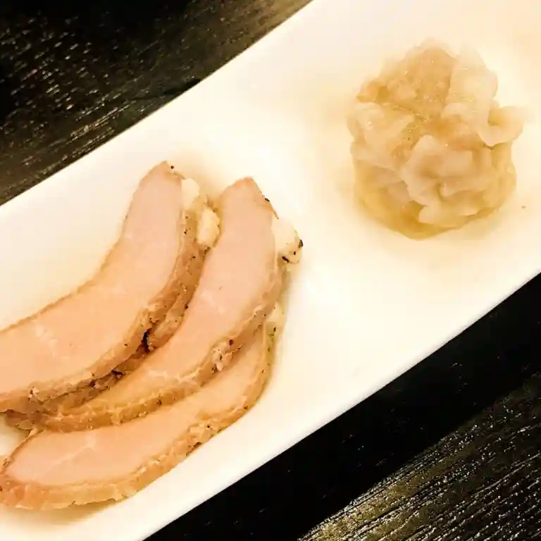 前菜のシュウマイと焼き豚の写真です。どちらも自家製です。焼き豚は京都豚でつくられています。
