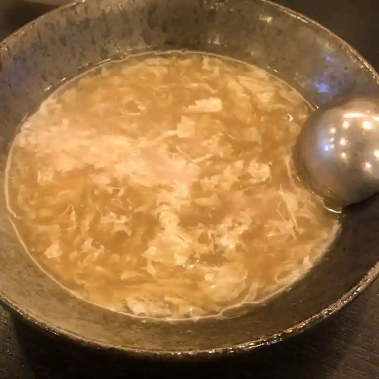 フカヒレのスープの写真です。フカヒレと卵だけのスープです。