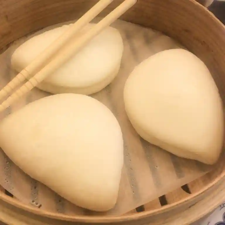 中華サンドイッチに使う中華パンの写真です。蒸籠のなかに中華パンが3個入っています。